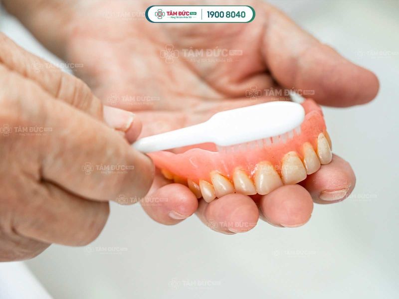 Vệ sinh hàm giả tháo lắp đúng cách giúp giữ vệ sinh răng miệng mỗi ngày