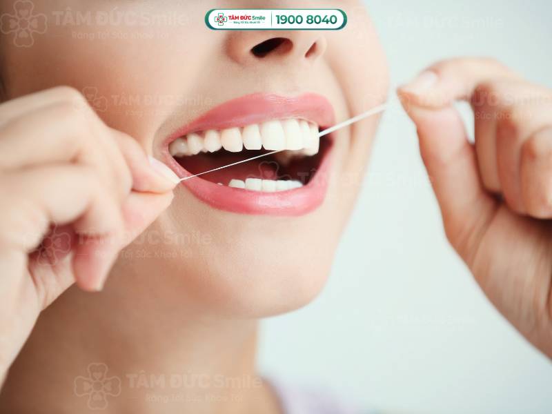 Bác sĩ nha khoa khuyên dùng chỉ nha khoa thay tăm tre thông thường