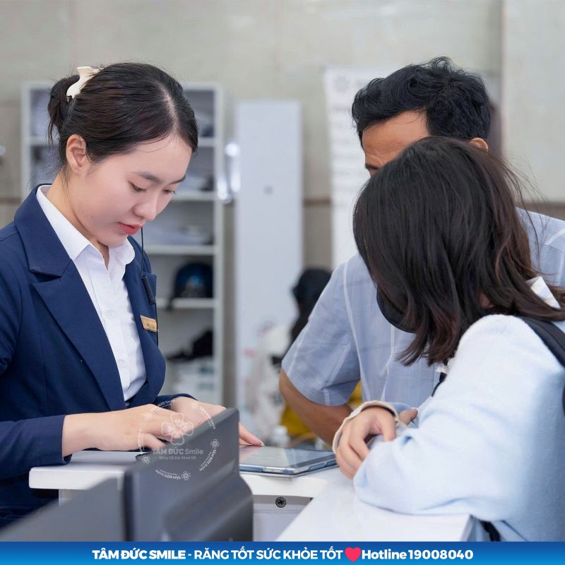 Sau cấy ghép Implant, khách hàng cần vệ sinh răng miệng đúng cách, ăn uống phù hợp và tái khám theo hướng dẫn của Nha khoa Tâm Đức Smile.
