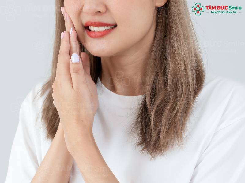 Trong quá trình cạo vôi răng, bác sĩ có thể vô tình tác động đến vùng răng sâu gây ê buốt nhức nhối