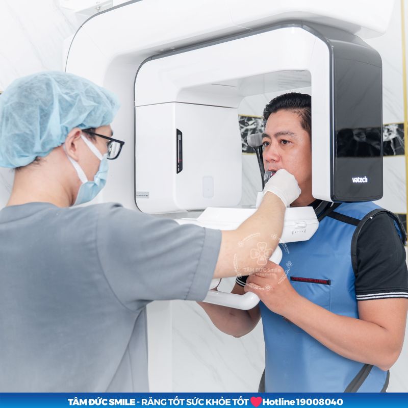 Nha khoa Tâm Đức Smile thăm khám, chụp phim và xây dựng phương án nhổ răng khôn phù hợp với từng khách hàng.