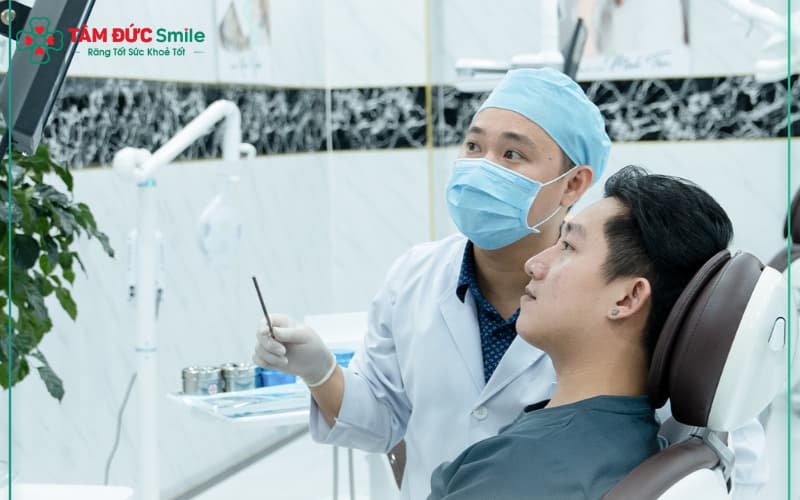 Nếu đau kéo dài sau niềng răng, hãy khám ngay với bác sĩ để được kiểm tra