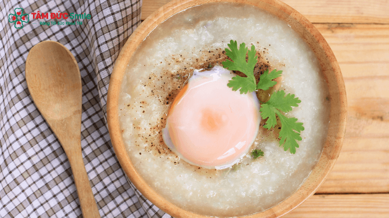 Sau khi gắn mắc cài, nên ăn thức ăn mềm như: cháo, soup,...