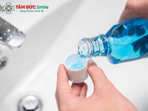 Sử dụng nước súc miệng sẽ giúp tăng cường tối ưu hiệu quả chăm sóc răng miệng