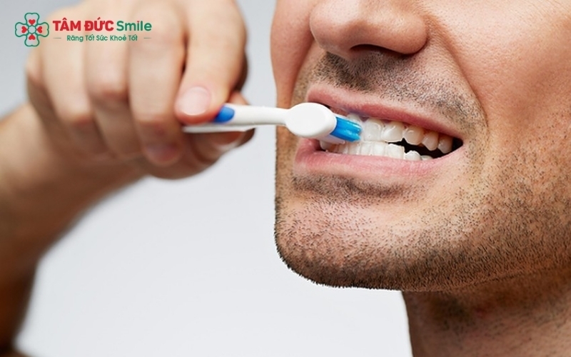 Sử dụng bàn chải lông mềm và kem đánh răng chuyên dụng giúp đóng các ống ngà, giảm cảm giác ê buốt.