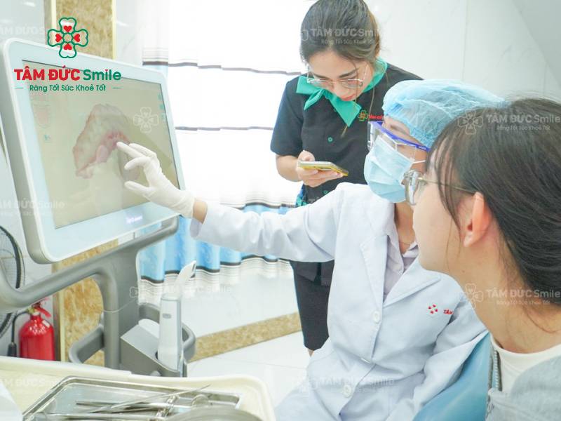 Bác sĩ thăm khám và tư vấn tình hình sức khỏe răng miệng trước khi niềng