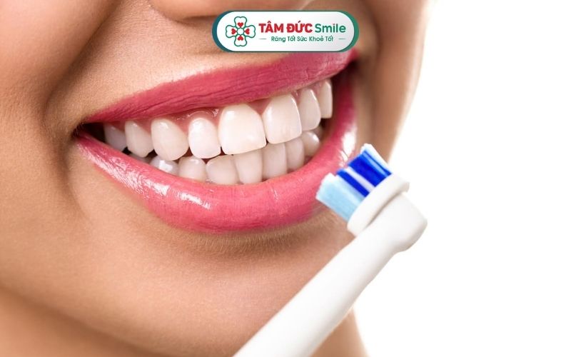 Nên chăm sóc răng miệng đúng cách tại nhà để hỗ trợ giảm sưng mộng răng