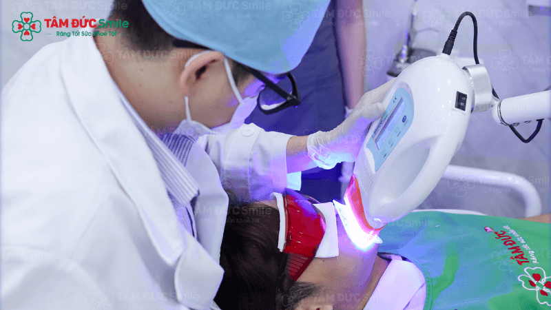 Nha khoa Tâm Đức Smile cung cấp giải pháp tẩy trắng răng tại nha khoa và tẩy trắng răng bằng máng tại nhà, phù hợp với từng tình trạng răng.