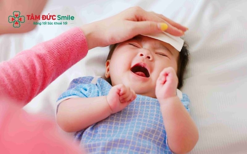 Trong thời gian mọc răng, trẻ có thể quấy khóc, chán ăn
