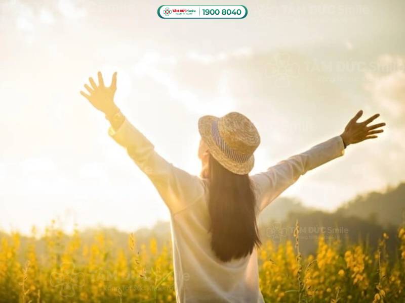 Tiếp xúc ánh nắng hợp lý giúp da tổng hợp vitamin D tự nhiên, nhưng cần hạn chế nguy cơ tổn thương do tia UV.