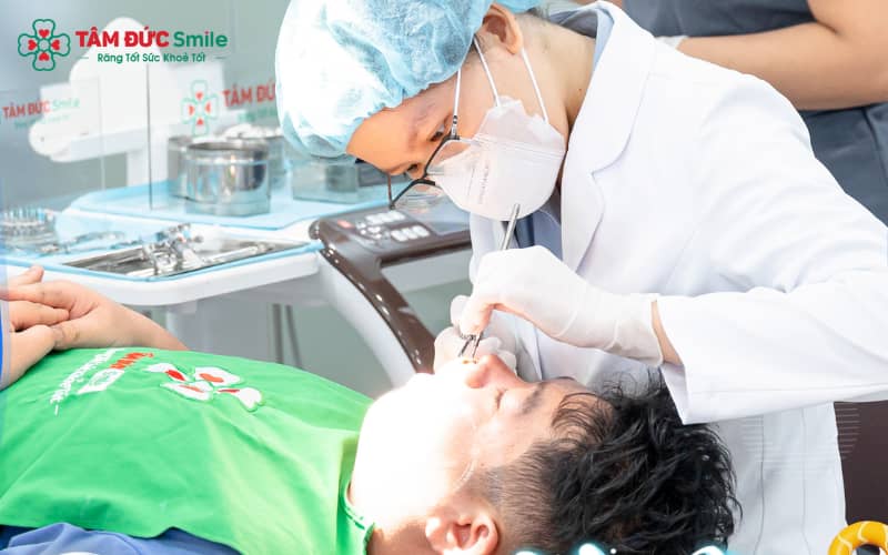 Liên hệ nha khoa ngay khi cảm thấy đau, lỏng mắc cài hoặc khó chịu kéo dài