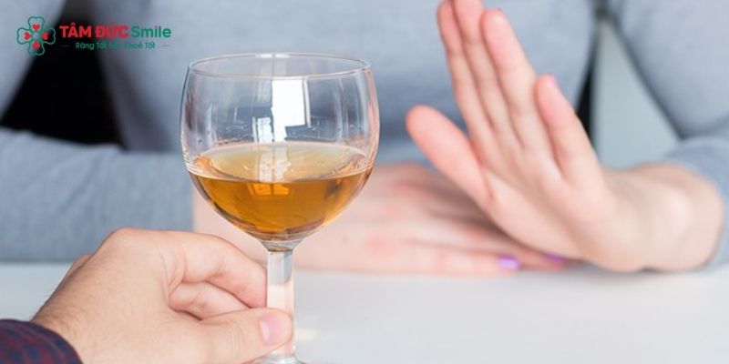Kiêng rượu bia, thuốc lá và đồ uống có ga để hỗ trợ vết thương hồi phục tốt hơn.