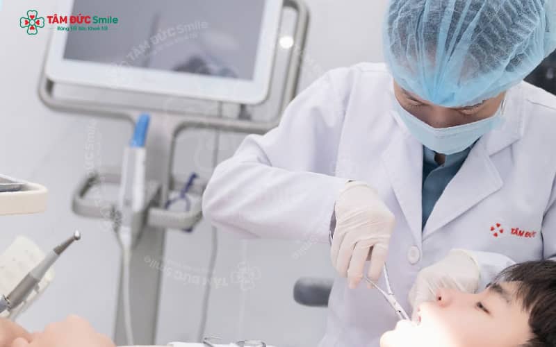 Tái khám thường xuyên nhằm giám sát và điều chỉnh lực niềng răng kịp thời