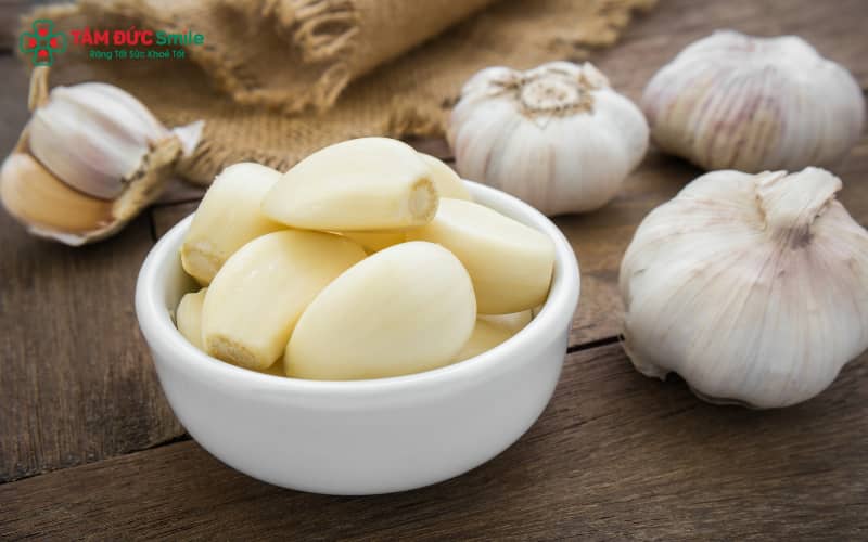 Các lỗ sâu li ti là dấu hiệu ban đầu của sâu răng, có thể kiểm soát tạm thời bằng mẹo đơn giản tại nhà