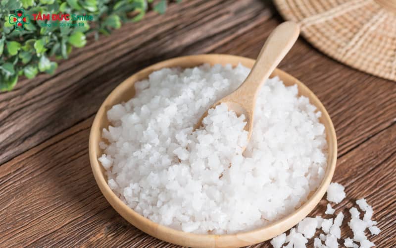 Để hỗ trợ làm trắng răng, hãy súc miệng bằng nước muối loãng 2–3 lần mỗi ngày