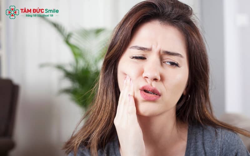 Nhiều yếu tố gây nên cơn đau răng, điển hình là sâu răng, viêm nướu, viêm tủy và quá trình mọc răng khôn