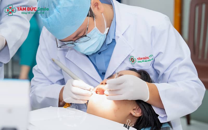 Giải pháp giảm đau bền vững thường bao gồm hàn răng, điều trị tủy, bọc sứ hoặc nhổ răng khi cần thiết