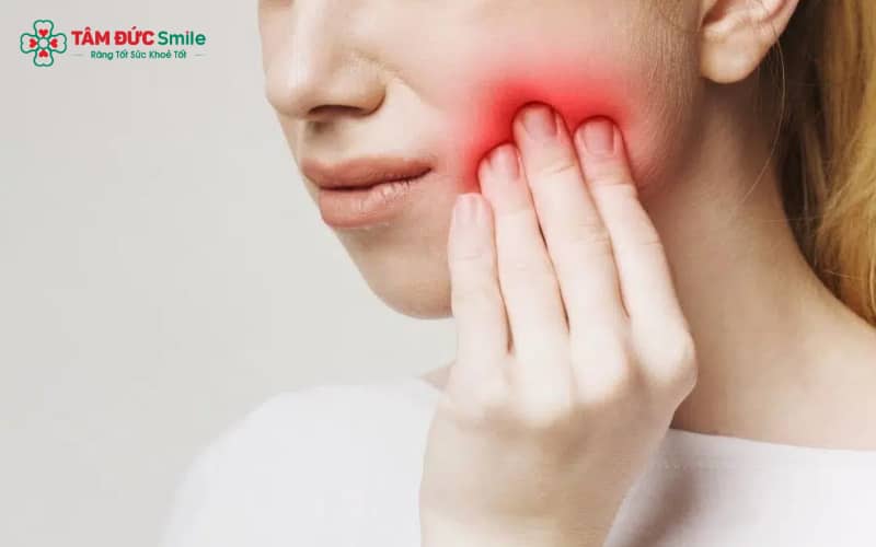 Nhức chân răng là biểu hiện của việc dây thần kinh quanh răng bị tổn thương hoặc nhạy cảm quá mức