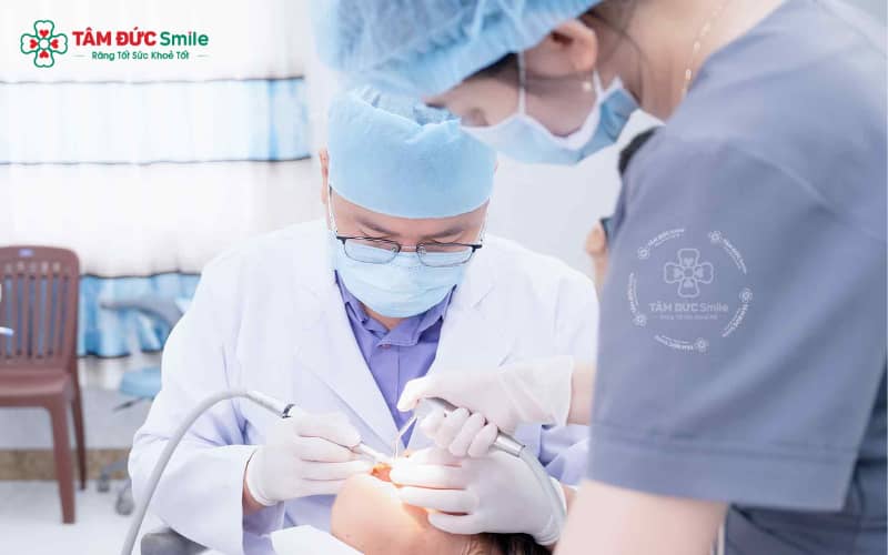Việc thăm khám nha sĩ là cần thiết để tìm ra nguyên nhân chính xác và có hướng điều trị phù hợp