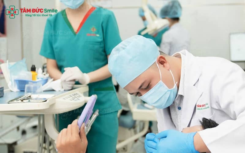 Nếu tình trạng ố màu còn nhẹ, giải pháp đầu tiên là duy trì vệ sinh răng miệng khoa học