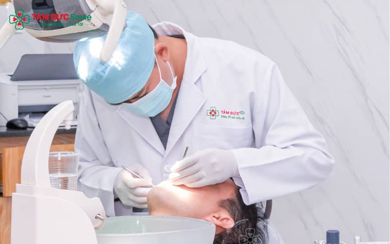 Bác sĩ kiểm tra độ khít và tình trạng mão sứ trong buổi tái khám 6 tháng