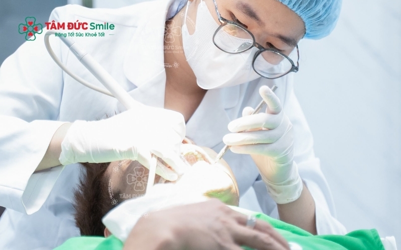 Quy trình nhổ răng khôn chuẩn y khoa tại Tâm Đức Smile đảm bảo yếu tố vô trùng, nhẹ nhàng và an toàn, giúp khách hàng yên tâm trong suốt quá trình thực hiện.