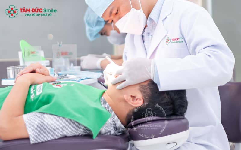 Trong quá trình điều trị Invisalign, việc tuân thủ đeo khay niềng đúng chỉ định là yếu tố then chốt