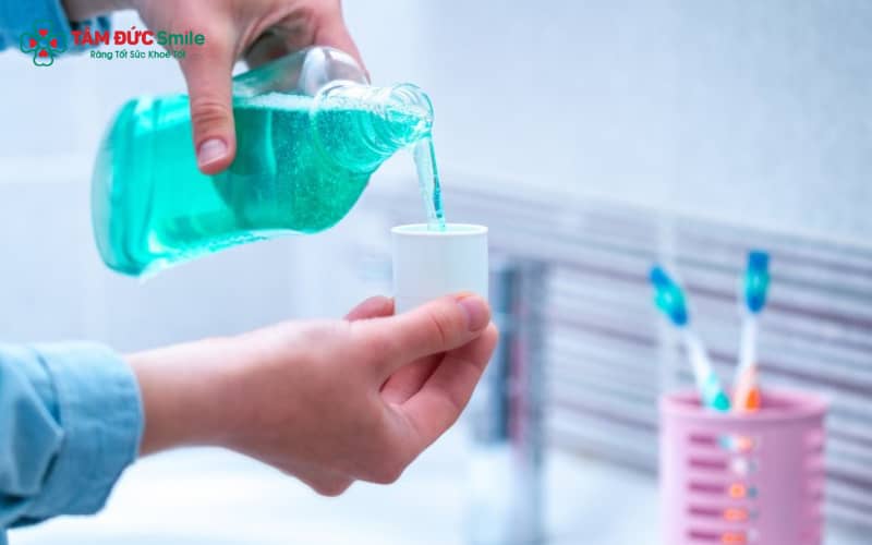 Nước súc miệng dành cho người niềng được khuyến khích dùng sau khi chải răng hoặc sau bữa ăn
