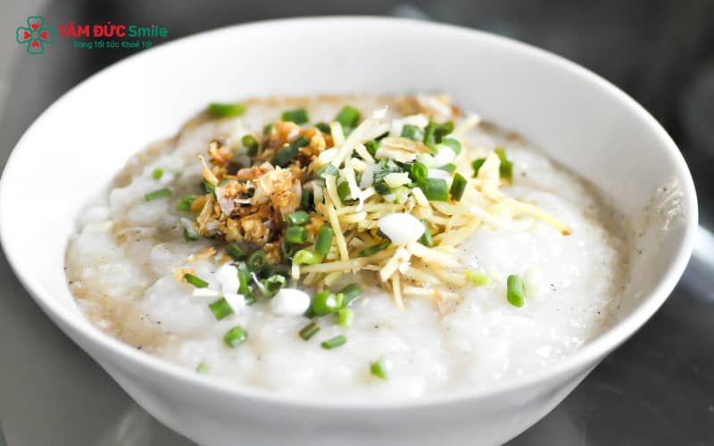 Các món như cháo, súp, canh hầm mềm mịn, giúp bệnh nhân niềng răng ăn uống thoải mái hơn