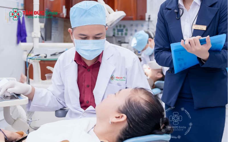 Tùy mức độ lệch, bác sĩ có thể tinh chỉnh khớp cắn, điều chỉnh mão sứ hoặc làm lại để đảm bảo ăn nhai đúng chuẩn