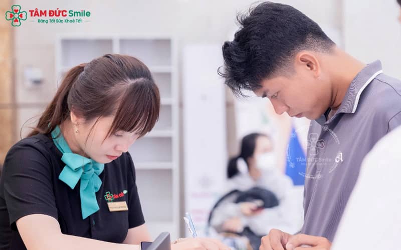 Chăm sóc sau bọc sứ: vệ sinh đúng cách, ăn uống hợp lý và tái khám định kỳ giúp duy trì thẩm mỹ và độ bền của răng cửa