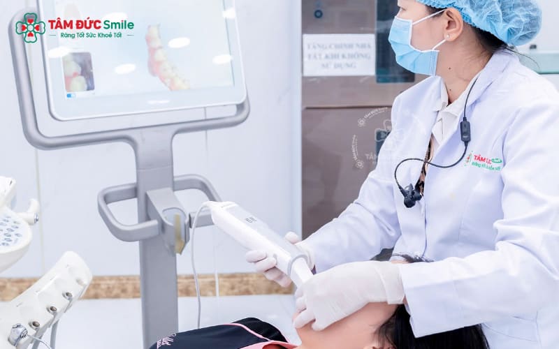 Bọc sứ cho răng sâu giúp phục hồi thẩm mỹ, tăng khả năng ăn nhai và bảo vệ răng thật khỏi sâu tái phát.