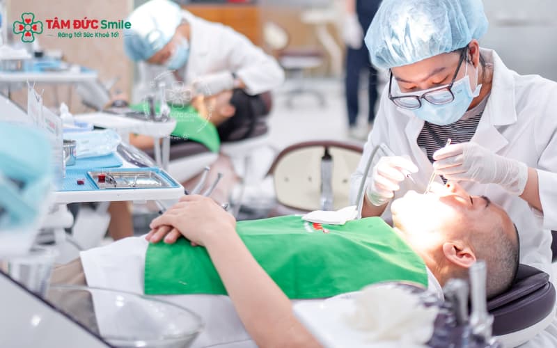 Quy trình bọc răng sứ chuẩn tại Tâm Đức Smile: X-quang – mài răng nhẹ – thiết kế CAD/CAM – gắn sứ chính xác
