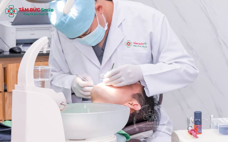 Quy trình bọc răng sứ lần 2 gồm: kiểm tra – tháo sứ cũ – xử lý răng – chế tác và gắn mão sứ mới.