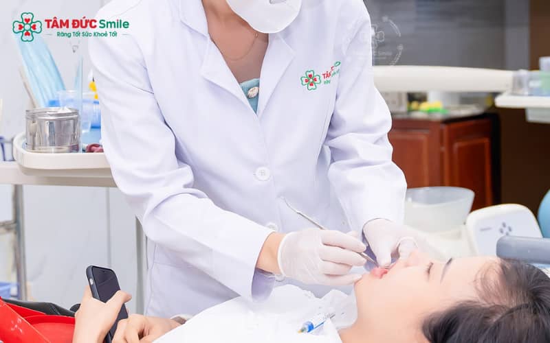 Khắc phục răng sứ bị hở hiệu quả bằng cách điều chỉnh, làm lại mão sứ cao cấp và điều trị viêm nướu trước khi phục hình.