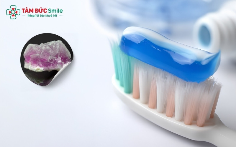  Fluoride là thành phần quen thuộc trong kem đánh răng và nước súc miệng, đóng vai trò quan trọng trong việc bảo vệ sức khỏe răng miệng.