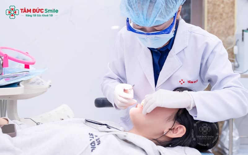 Quy trình Labo gồm nhận mẫu hàm, thiết kế 3D, gia công, nung sứ và hoàn thiện màu sắc, đảm bảo răng sứ chuẩn xác và thẩm mỹ