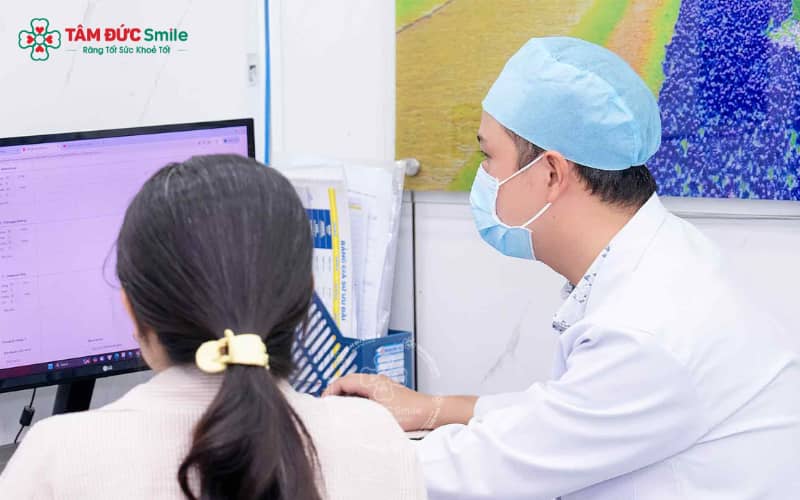 Tiêu xương nặng, răng kế cận nghiêng nhiều hoặc nha chu chưa điều trị là các yếu tố khiến bệnh nhân không thể niềng răng cửa ngay