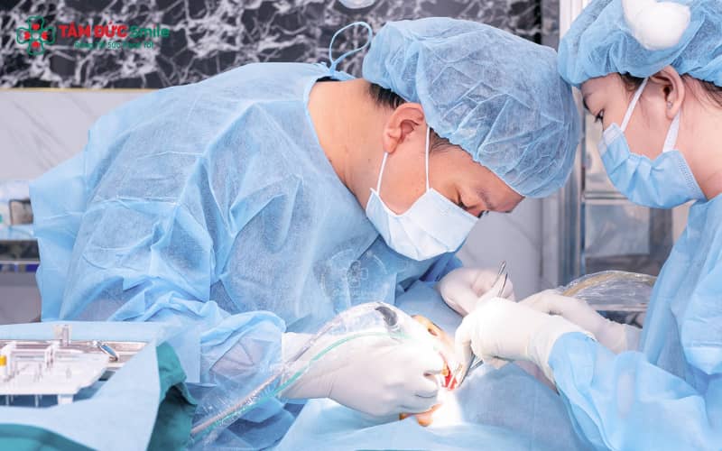 “Các giải pháp điều trị mất răng cửa gồm: niềng để đóng khoảng, đặt implant, niềng kết hợp implant hoặc làm cầu răng sứ tùy theo từng trường hợp