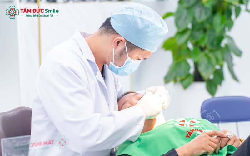 Quy trình phục hồi răng hàm trên gồm: chụp CT 3D – lập phác đồ – cấy ghép/nâng xoang – gắn răng sứ – tái khám định kỳ