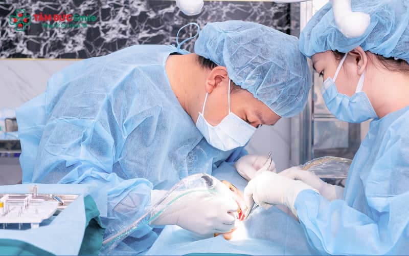 Mất răng số 2 có thể phục hồi bằng Implant, cầu răng sứ hoặc hàm tháo lắp tùy vào xương hàm và nhu cầu thẩm mỹ