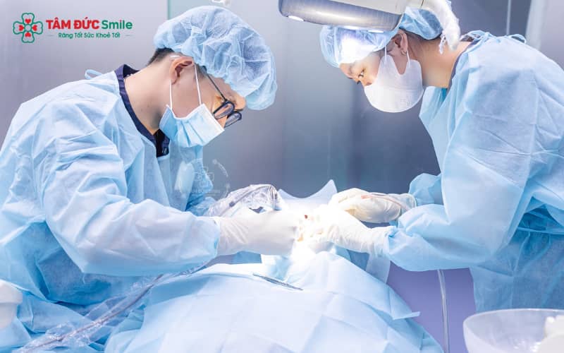 “Quy trình điều trị gồm: chụp CT 3D – phân tích khớp cắn – lập kế hoạch – cấy implant/ghép xương – làm sứ CAD/CAM – tái khám