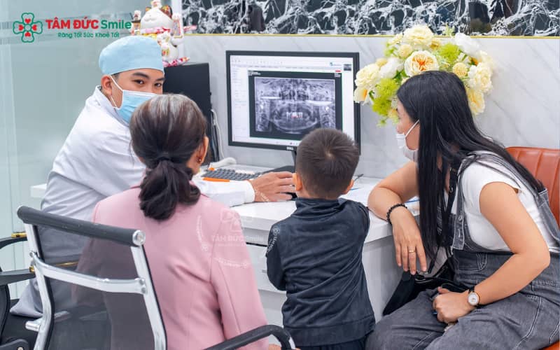 Mòn cổ răng tiến triển có thể gây ê buốt kéo dài, sâu răng và viêm tủy
