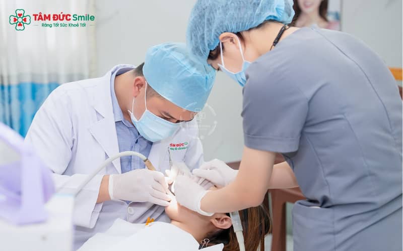 Việc có cần nhổ răng khi niềng răng trong suốt hay không phụ thuộc vào cấu trúc hàm, độ chen chúc và kế hoạch điều trị của bác sĩ