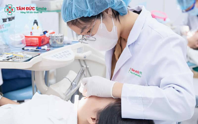 Bác sĩ tại Tâm Đức Smile thực hiện quy trình dán sứ veneer chuẩn quốc tế, đảm bảo khớp cắn và tính thẩm mỹ cao