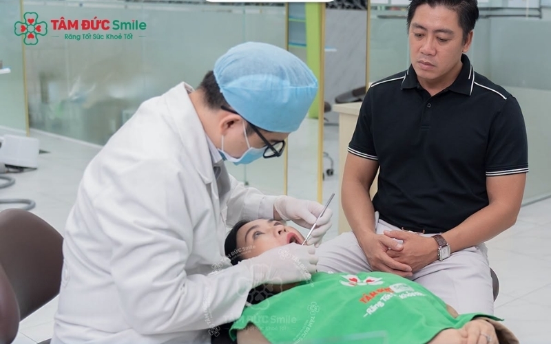 Tẩy trắng răng bằng công nghệ Laser tại Nha khoa Tâm Đức Smile giúp loại bỏ các sắc tố ố vàng, trả lại độ trắng sáng tự nhiên mà vẫn đảm bảo an toàn cho men răng.