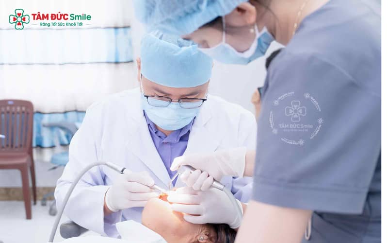 Quy trình dán sứ tại Tâm Đức Smile được thực hiện cẩn trọng, đảm bảo phục hồi răng sâu mà vẫn giữ thẩm mỹ tự nhiên