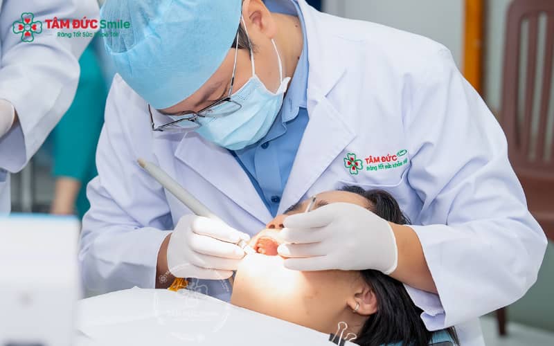 Tại Nha khoa Tâm Đức Smile, quy trình phục hình răng sứ bị mẻ được thực hiện tỉ mỉ, đảm bảo khớp cắn