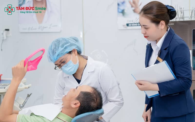 Để tránh răng sứ bị mẻ, nên hạn chế nhai đồ cứng, không nghiến răng và vệ sinh răng miệng đúng cách