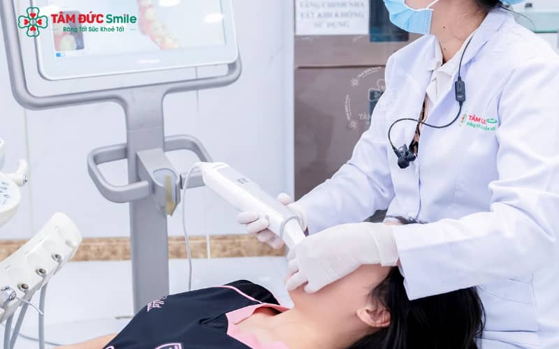 Răng sứ bị mòn có thể gây ê buốt, giảm thẩm mỹ, thay đổi khớp cắn và ảnh hưởng chức năng ăn nhai